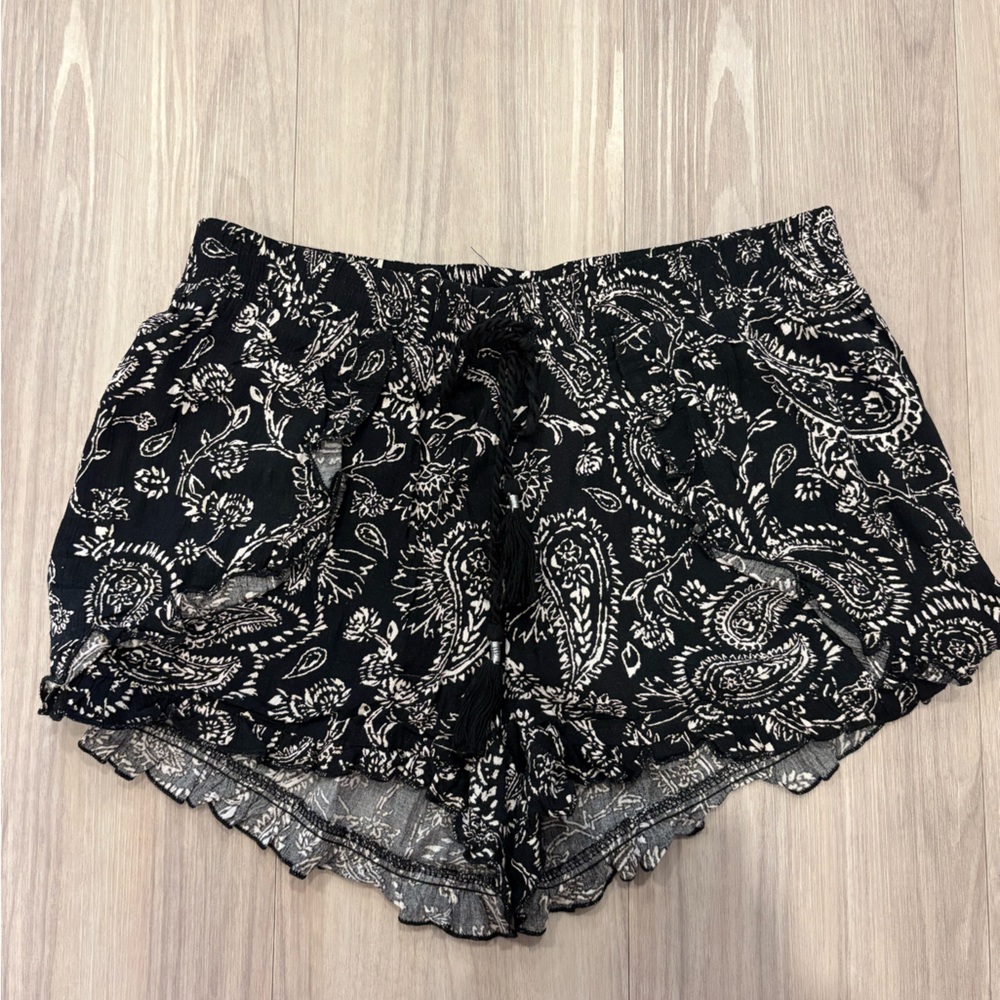 Mudd Black and White Paisley Women Shorts